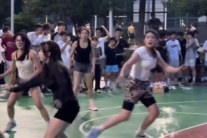 公园打球的未必全是男的！
